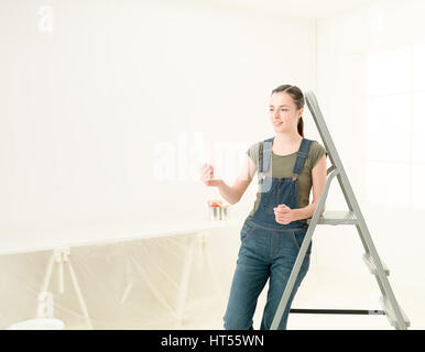 Bannière de jeune femme chic choisir la couleur des murs de l'ennemi dans son nouveau foyer lumineux Banque D'Images