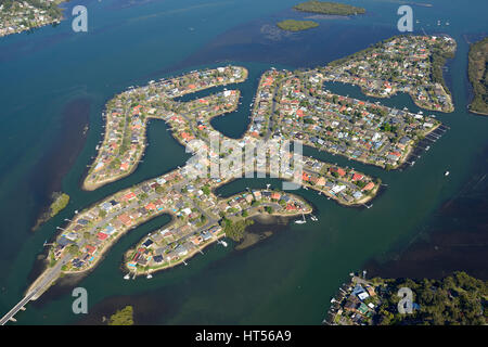 VUE AÉRIENNE. Domaine du canal de l'île St Huberts dans l'estuaire de l'eau de Brisbane. Nouvelle-Galles du Sud, Australie. Banque D'Images