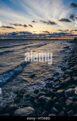 Lever du soleil sur le littoral de cloudscape pierreux de la mer Baltique et le centre-ville de Tallinn, composition verticale Banque D'Images