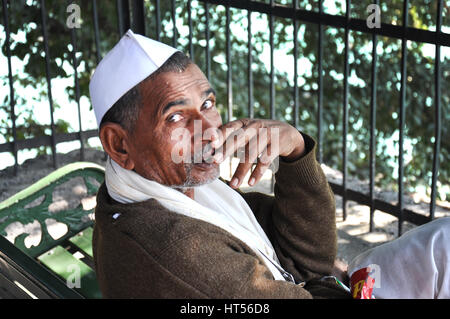 Vieil homme assis près du temple, côté rivière Ganga, Haridwar, Inde, (photo Copyright © par Saji Maramon) Banque D'Images
