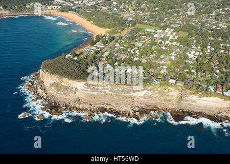 VUE AÉRIENNE. Cadre pittoresque de la communauté Beach de Sydney. Avalon Beach, Sydney, Nouvelle-Galles du Sud, Australie. Banque D'Images