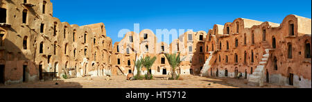 Vue panoramique de Ksar Ouled Soltane, un traditionnel berbère saharienne et arabes voûtée grenier fortifié adobe caves, Tunisie Banque D'Images