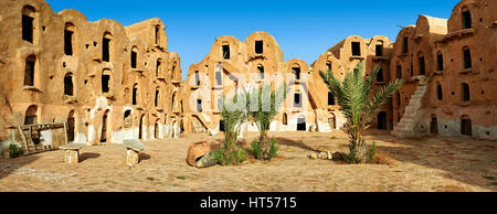 Vue panoramique de Ksar Ouled Soltane, un traditionnel berbère saharienne et arabes voûtée grenier fortifié adobe caves, Tunisie Banque D'Images