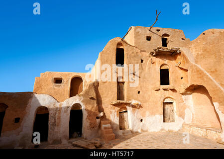 Ksar Ouled Soltane, un traditionnel berbère saharienne et arabes voûtée grenier fortifié adobe caves, Tunisie Banque D'Images