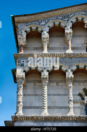 13e siècle Romaesque piliers arcade, sculptures et incrusté des représentations d'animaux de San Michele in Foro, Lucca, Tunscany, Italie, Banque D'Images