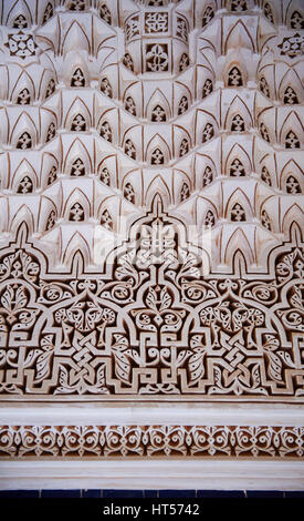 Nid d'Mocarabe berbère plâtre travail décorations dans la riad de la Kasbah de Telouet, Atlas, Maroc Banque D'Images