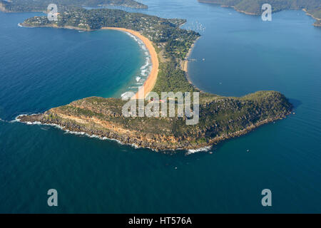 VUE AÉRIENNE. Le point le plus au nord de Sydney, l'estuaire de Pittwater, sur la droite. Barrenjoey Headlands, Palm Beach, Sydney, Nouvelle-Galles du Sud, Australie. Banque D'Images