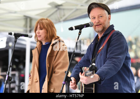 Billy Bragg et Beth Orton au 4 mars Journée internationale de la femme, sur les femmes, organisée par CARE International et tenue à l'écope, City Hall, Londres Banque D'Images