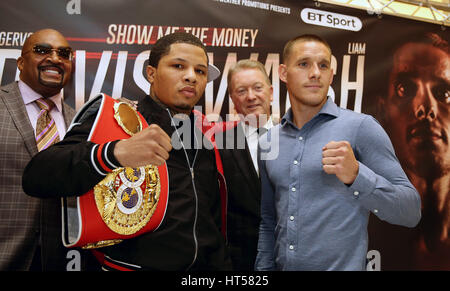 Gervonta Davis (à gauche) et Liam Walsh posent au cours de la conférence de presse au Savoy Hotel à Londres. Banque D'Images