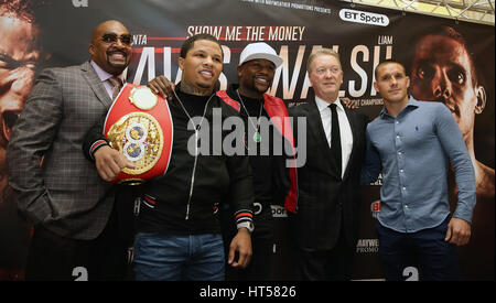 (De gauche à droite) Leonard Ellerbe, Gervonta Davis, Floyd Mayweather Jr, Frank Warren et Liam Walsh posent au cours de la conférence de presse au Savoy Hotel à Londres. Banque D'Images