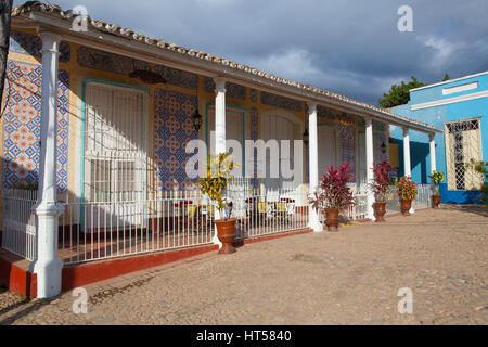 Trinidad, Cuba - Janvier 30,2017 : Plaza Mayor - place principale de Trinidad. Fenêtre typique bâtiment colonial avec grille en bois à Trinidad, Cuba. L'un Banque D'Images