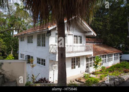 La Havane, Cuba - février 2,2017 : Finca Vigia où Ernest Hemingway a vécu de 1939 à 1960.De l'arrière de la véranda et une tour adjacente a Banque D'Images