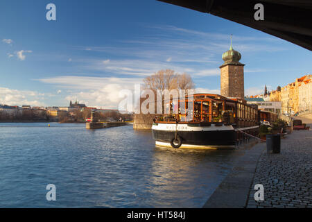 Prague, République tchèque - Mars 3,2017 Botel Ristorante Matylda : sur la rivière Vltava. Cette salle à manger romantique spot est situé sur un bateau dans la rivière Vltava Banque D'Images