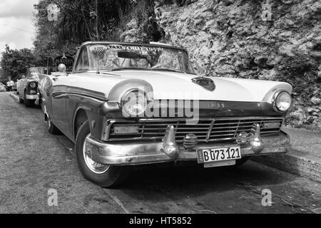 La Havane, Cuba - Janvier 21,2017 : Vieille voiture américaine sur la route Old Havana, Cuba.Des milliers de ces voitures sont encore en usage à Cuba et ils sont devenus un Banque D'Images