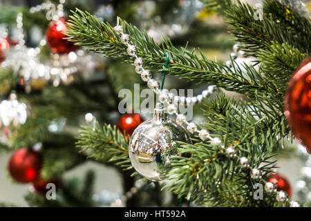 Boule de Noël avec décoration en sapin avec lumières d'arrière-plan Banque D'Images