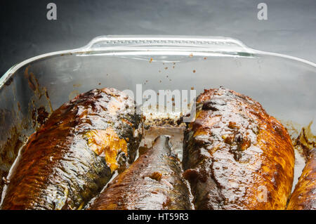 Le Maquereau dans la marinade, cuit dans un récipient en verre Banque D'Images