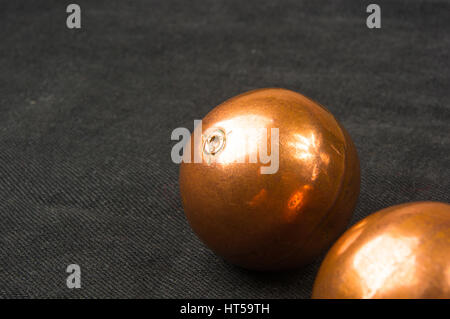 Paire de boules baoding chant chinois de cuivre de la santé pour les mains sur fond noir Banque D'Images