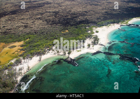 Vue aérienne de Makalawena Beach sur la côte ouest de Big Island, Hawaii, USA. Banque D'Images