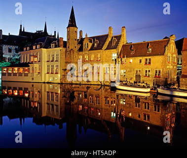 Se reflétant dans les bâtiments médiévaux, datant du allumé au crépuscule, Bruges, Belgique. Banque D'Images