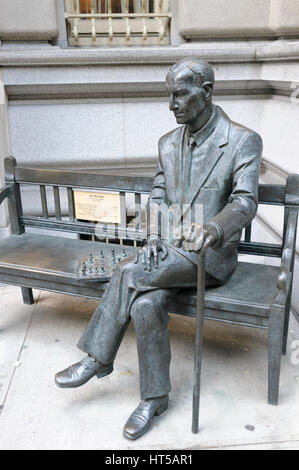 Statue de polir la Seconde Guerre mondiale, combattant de la résistance polonaise, Jan Karski, NYC, USA Consulat Banque D'Images