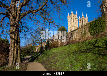 Une vue sur les tours de la cathédrale de Lincoln à partir des terrains de la palais des évêques dans la ville historique de Lincoln, au Royaume-Uni. Banque D'Images