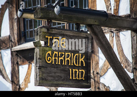 STRATFORD-upon-Avon, Royaume-Uni - 2 mars 2017 : le signe au-dessus de l'entrée principale de la maison publique de Garrick Inn Stratford-Upon-Avon, le 2 mars 2017. Banque D'Images