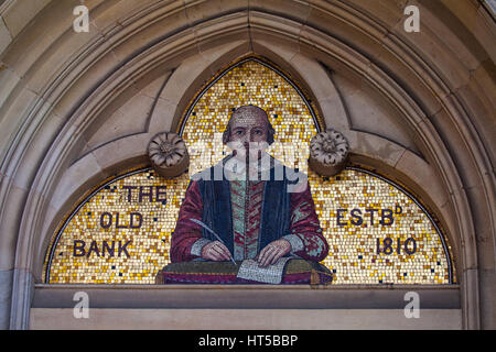 Une mosaïque de célèbre dramaturge et poète William Shakespeare au-dessus de l'entrée de l'ancien bâtiment de la Banque à Stratford-Upon-Avon, au Royaume-Uni. Banque D'Images