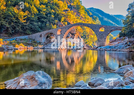 En automne vieux pont de pierre près de Ardino, Bulgarie Banque D'Images