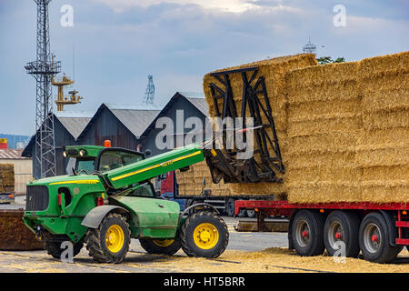 Sofia,BULGARIE,septembre 19,2016 : Chargeur télescopique JohnDeere le déchargement des balles du chariot. La vue quotidienne Banque D'Images