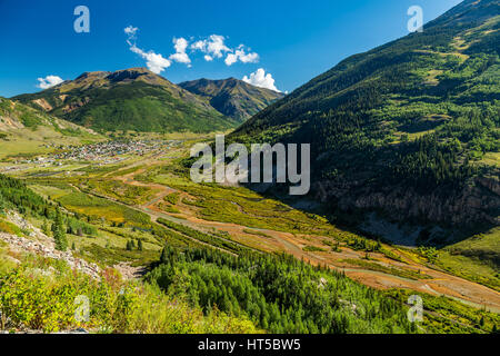 L'Animas River coule au-delà de l'ancien camp minier de Silverton, qui est, à 9 318 pieds d'altitude, l'un des plus hauts villages dans le nous. Banque D'Images