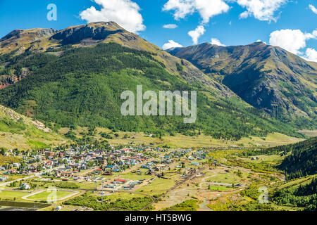 L'Animas River coule au-delà de l'ancien camp minier de Silverton, qui est, à 9 318 pieds d'altitude, l'un des plus hauts villages dans le nous. Banque D'Images