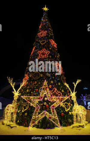 Allumé arbre de Noël avec présente Banque D'Images