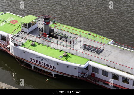 PRAGUE, RÉPUBLIQUE TCHÈQUE - 3 mars : Steamboat Vysehrad - l'un des deux bateaux à vapeur d'exploitation restant flottant sur la rivière Vltava, le 3 mars 2017 en Banque D'Images