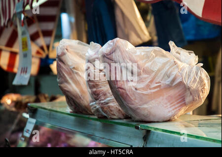 London, UK, 07/03/2017, cochon chefs enroulé sur le comptoir à bouchers shop en marché de Brixton. Banque D'Images