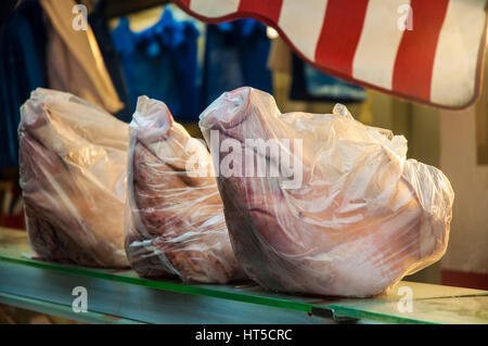 London, UK, 07/03/2017, cochon chefs enroulé sur le comptoir à bouchers shop en marché de Brixton. Banque D'Images