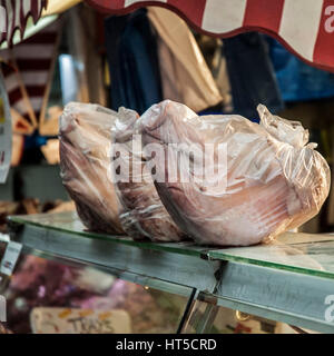 London, UK, 07/03/2017, cochon chefs enroulé sur le comptoir à bouchers shop en marché de Brixton. Banque D'Images
