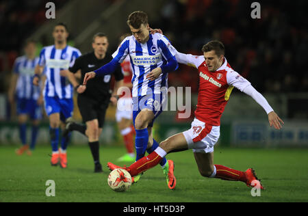 Rotherham United's Ben Purrington et Brighton et Hove Albion Solly mars pendant la Sky Bet Championship match à la AESSEAL New York Stadium, Rotherham. Banque D'Images