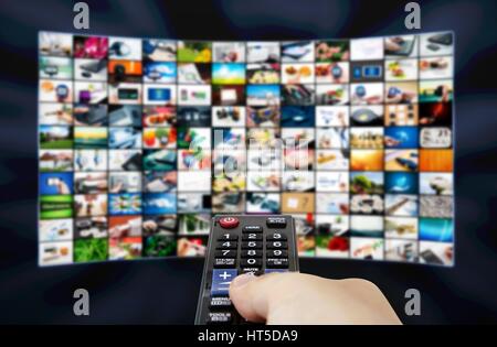 Grand écran LCD avec flux de télévision des images et le contrôle dans la main remonte Banque D'Images