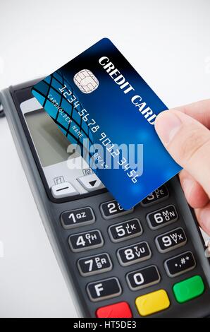 Carte de paiement sans contact NFC avec l'aide de puce avec terminal Banque D'Images