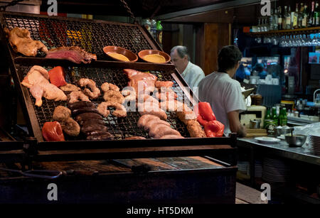 'Parilla' barbeque restaurant dans le Mercado del Puerto, Montevideo, Uruguay Banque D'Images