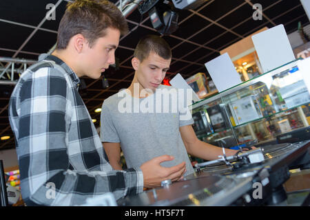 Deux jeunes hommes étaient debout derrière le pont Banque D'Images