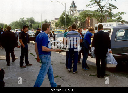 Les agents fédéraux du FBI et ATF avec les agents de police de la ville de retirer la drogue et d'armes automatiques, y compris l'armée d'un lance-grenades M-79 saisis au cours d'un raid sur le El-Rukin Temple sunnite sur le siège d'un gang de rue à Drexel sud Chicago Illinois 5 août 1986. Photo par Mark Reinstein Banque D'Images