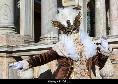 Une dame en costume traditionnel Vénitien à l'entrée du Campanile (clocher) à la place Saint Marc à l'occasion du Carnaval de Venise, Italie Banque D'Images