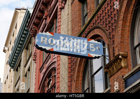 Hôtel de l'État dominant signe dans le district historique de Pioneer Square Seattle, Washington State, USA Banque D'Images