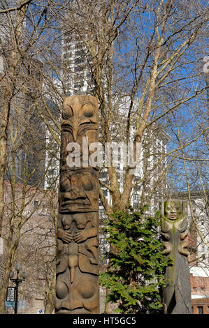 Les totems en Occidental Square Park dans le quartier de Pioneer Square Seattle, Washington, USA Banque D'Images