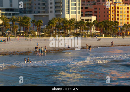 Bâtiments colorés et les touristes s'échapper ligne d'hiver La plage de Clearwater, Floride, USA Banque D'Images