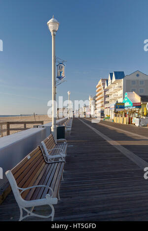 Ocean City, Maryland, États-Unis - 26 octobre 2016 : un beau matin d'octobre sur un trottoir désert principalement à Ocean City, Maryland, une dest Banque D'Images