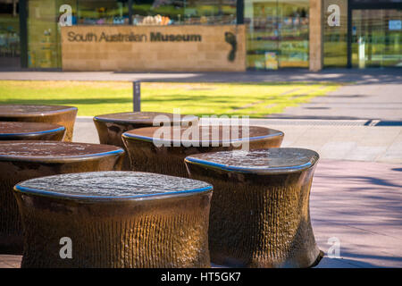 Adelaide, Australie - Novembre 11, 2016 : Fontaine près de South Australian Museum situé sur North Terrace à Adelaide CBD sur une journée Banque D'Images