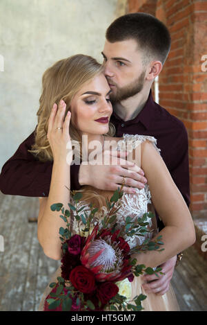 Jeunes mariés posent à la cérémonie du mariage Banque D'Images