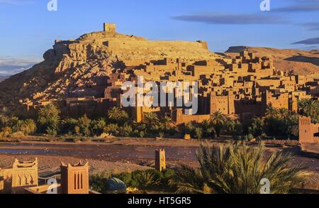 Ait Benhaddou Citadelle fortifications défensives murs extérieurs au Maroc, site classé au patrimoine mondial de l'UNESCO dans l'oasis du désert marocain Banque D'Images